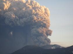 新燃岳から天に舞い上がる噴煙の写真