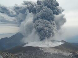 新燃岳から大きく舞い上がる噴煙の写真