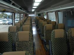 座席が2列ずつ並んでいるバスの車内の写真