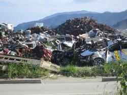 瓦礫や災害廃棄物が、一面に山積みにされている写真