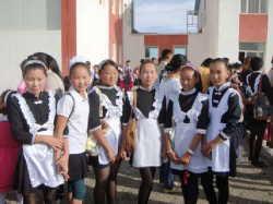 メイド服のような制服を着たモンゴルの女子学生6名の写真