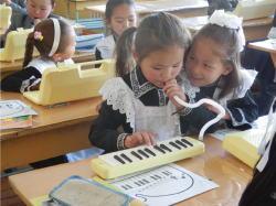 モンゴルの女子生徒が、鍵盤ハーモニカを弾いている写真