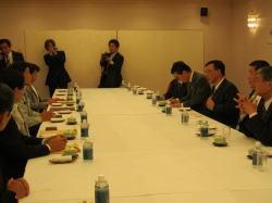 谷垣総裁と鹿児島県自民党国会議員への要望活動にて、向かい合って着席している関係者の写真