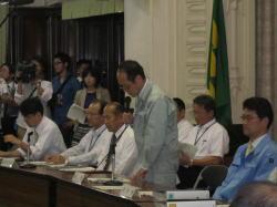 宮崎県口蹄疫緊急対策会議で、東国原知事が起立しマイクを持って話をしている写真