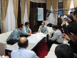 東国原知事と町長と関係者が着席して話をしている写真