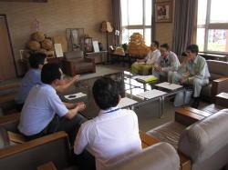 篠原副大臣との意見交換の場で、6名の関係者が、市長室で着席し話し合いをしている写真