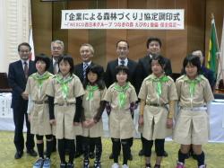 えびの緑の少年団の子供6名と、その後ろに立つ市長や東国原知事、男性3名が並んでいる記念写真