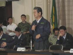 北澤防衛大臣が、マイクを持って話をしている写真