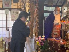 祈願祭で玉串奉奠する市長