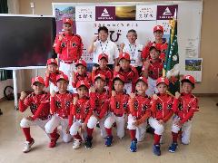 飯野亀城野球スポーツ少年団のみなさんと市長、教育長との集合写真