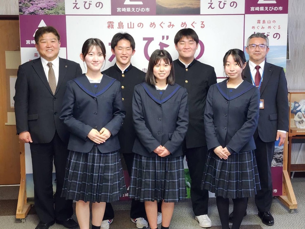 市長と教育長、飯野高校生徒との記念写真