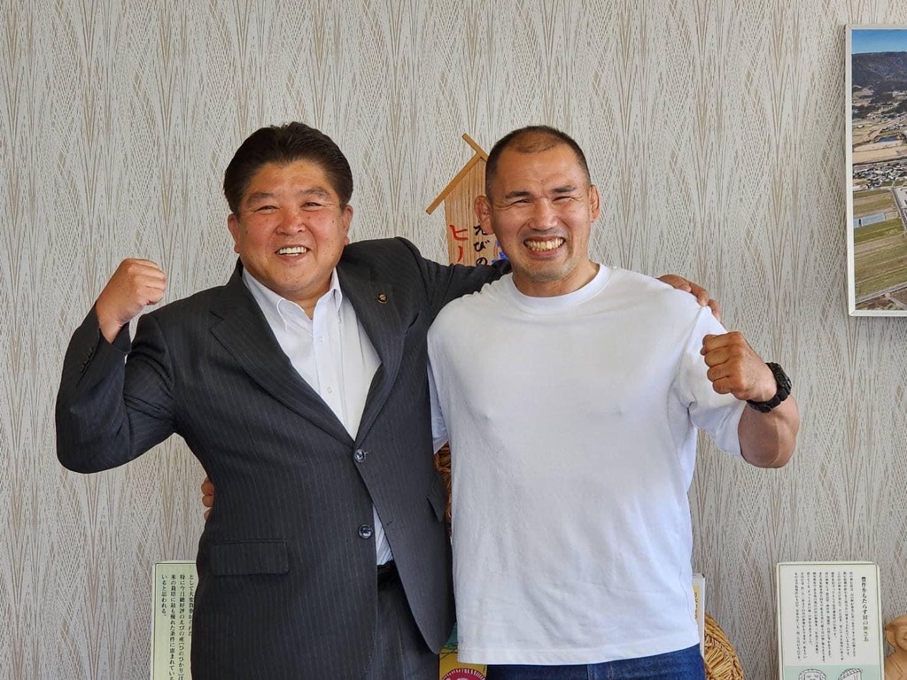 松井大二郎さんと写真をとる市長