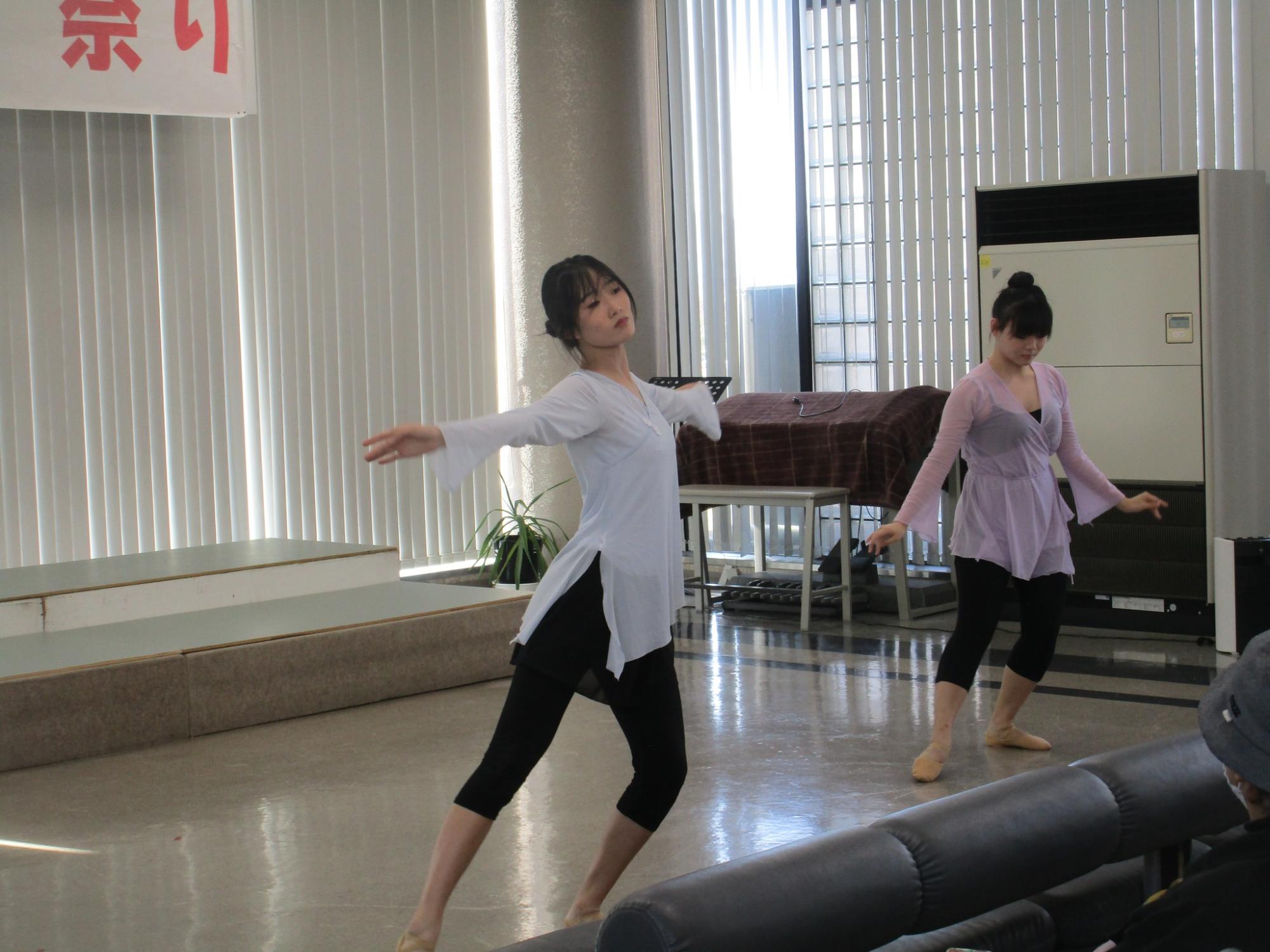 中国留学生による舞踊の披露