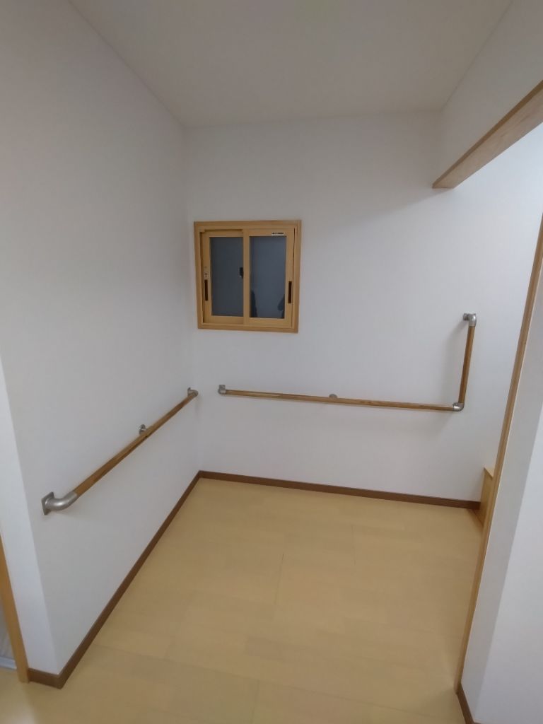 栗下52-玄関手摺り